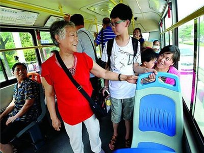 大妈嫌让座慢辱骂乘客 已被行拘 传世发布网 大妈嫌让座慢辱骂乘客 已被行拘 传世发布网